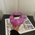 Borsa a conchiglia rosa metallizzata con texture a onde e catena d'oro da sera - Viola