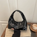 Borsa hobo nera lucida a mezzaluna in pelle verniciata con finitura a specchio elegante - Nero