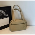 Dettaglio della borsa tote in nylon kaki con tasca frontale a cerniera e stile casual utility - Kaki