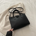 Sac à main élégant noir texture litchi avec ferrures dorées et bandoulière amovible - Noir
