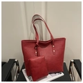 Detailaufnahme der roten Totebag mit Kieselleder-Textur und passender kleiner Reißverschlusstasche - Rot