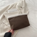 Borsa a tracolla in ecopelle marrone con bordo in finta pelliccia bianca - Marrone
