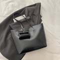 Grand sac cabas noir minimaliste en cuir brillant avec une petite pochette assortie - Noir