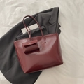 Grand sac cabas bordeaux brillant avec pochette assortie et fines bandoulières - Rouge