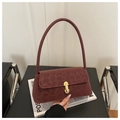 Detail der weinroten Wildleder-Schultertasche mit Leopardenmuster und goldener Schnalle - Rot