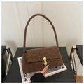 Detailansicht der Schultertasche mit Leopardenmuster und goldenem Oval-Metallverschluss - Kaffeebraun