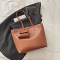 Grand sac cabas marron minimaliste en similicuir brillant avec une petite pochette - Marron