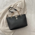 Zwarte tote bag met kiezelstructuur, gouden hertenhanger en ketting schouderband - Zwart