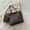 Set de sac cabas et pochette en cuir marron foncé avec détails de rivets dorés - Marron