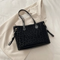 Grande borsa tote nera con stampa leopardata in velluto e tracolle in pelle da donna - Nero