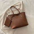 Sac fourre-tout marron caramel en cuir avec pochette assortie et clous dorés - Marron