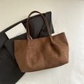 Minimalistische große braune Shopper-Tasche aus Wildleder mit schmalen Riemen - Braun Ohne Anhänger