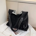 Bolso tote grande de ante sintético negro con correa ancha y diseño minimalista - Negro