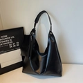 Grande borsa tote nera minimalista in pelle opaca con mini portamonete coordinato - Nero