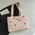Sac fourre-tout matelassé rose avec broderies nœuds noirs et pendentif argent - Rose