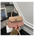 Détail du sac bandoulière bicolore élégant avec boucle M dorée et motif texturé - Kaki