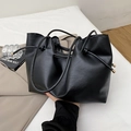 Große schwarze Tote Bag aus Kunstleder mit Litschi-Textur und geknoteten Tragegriffen - Schwarz