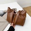 Dunkelbraune Tunnelzug-Beuteltasche aus Kunstleder mit geknoteten Riemen und Gold-Details - Braun