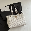 Grand sac cabas blanc avec motif vintage marron et pendentif cerf doré élégant - Monogramme Vintage Blanc