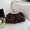 Sac seau en daim marron foncé avec rivets dorés et fermeture à cordon coulissant - Marron