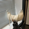 Bolso de hombro retro de cuero crema en forma de medialuna con borlas laterales - Blanco