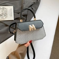 Bolso bandolera de cuero negro y tweed con diseño de espiga y hebilla M dorada - Negro