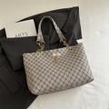 Sac fourre-tout café avec motif géométrique et pendentif cerf doré élégant - Monogramme Gris