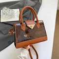 Borsa a mano marrone in pelle verniciata pitonata con chiusura a triangolo oro - Marrone