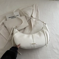 Bolso de hombro blanco de media luna con herrajes dorados y flecos de cuero en fondo beige - Blanco