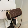 Bolso bandolera de ante marrón esmerilado con cadena dorada y costuras cruzadas - Marrón