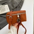 Mini borsa a tracolla rettangolare caramello con texture scamosciata e robot - Marrone