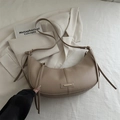 Bolso hobo beige de media luna con detalles de flecos y correa ajustable chic - Caqui