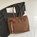 Borsa tote in ecopelle scamosciata leopardata con ciondolo a peluche e tracolla lunga - Marrone con Ciondolo