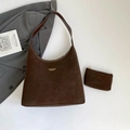 Borsa hobo in pelle scamosciata marrone scuro con pochette su sfondo minimalista - Marrone