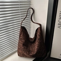 Braune Tragetasche mit Leopardenmuster aus mattem Stoff und langem Schultergurt - Leopardenbraun