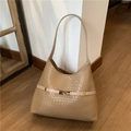 Beige tote bag met krokodillenreliëf, gouden gesp en elegante schouderband - Khaki