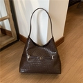 Sac fourre-tout marron foncé avec texture tissée et boucle dorée sur la bandoulière - Marron
