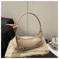 Detail van beige halve maan schoudertas met zilveren gespen op gebreide ondergrond - Khaki