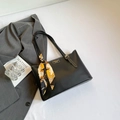 Bolso tote de cuero PU negro con costuras blancas y pañuelo de seda decorativo - Negro