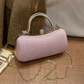 Rosafarbene Glitzer-Abendtasche mit Goldgriff und Strassverschluss auf Holzboden - Rosa
