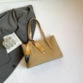 Bolso tote de cuero suave caqui con pañuelo geométrico y correa de hombro ajustable - Caqui