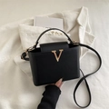 Sac seau noir en cuir litchi avec décoration V dorée et bandoulière réglable - Noir