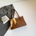 Bolso tote de cuero suave marrón con detalle de pañuelo elegante y asa de hombro - Marrón