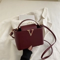Sac seau bordeaux avec boucle en V dorée, poignée supérieure et bandoulière - Rouge