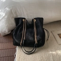 Detail der schwarzen Wildleder-Beuteltasche mit goldener Kette und Kordelzug-Design - Schwarz ohne Anhänger
