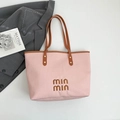 Borsa tote in twill rosa con finiture in pelle marrone e ricamo min min su sfondo bianco - Rosa
