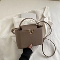Sac seau minimaliste taupe en cuir avec logo V doré et bandoulière amovible élégante - Kaki