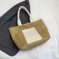 Bolso tote de ante caqui con bolsillo de peluche blanco y asas de borreguito suave - Caqui