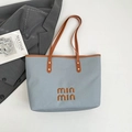 Borsa tote intrecciata azzurra minimalista con manici in pelle marrone e logo di marca - Blu