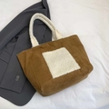 Bolso de pana marrón con asas de borrego sintético blanco y parche frontal cuadrado - Marrón